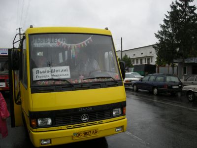 Vi har gått över gränsen till Ukraina och där fann vi denna buss till Lviv.